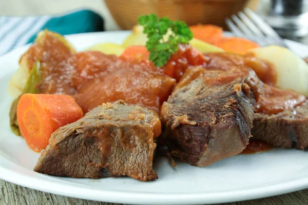 牛肉加土豆和胡萝卜 — 图库照片