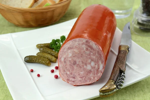 Ganze Frische Wurst Auf Einem Teller — Stockfoto