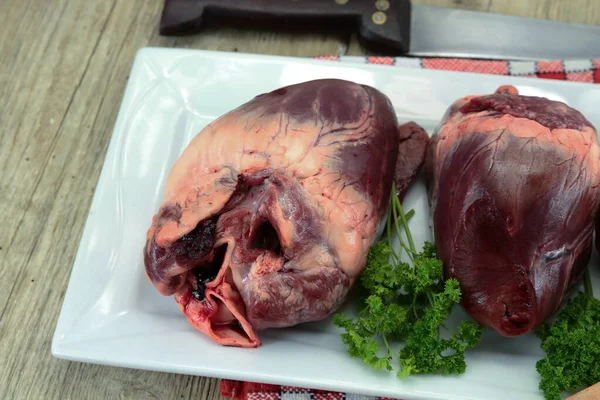 Corazón Cerdo Crudo Sobre Fondo Blanco — Foto de Stock