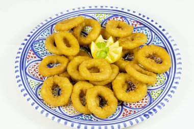 Limonlu bir tabakta kalamar.