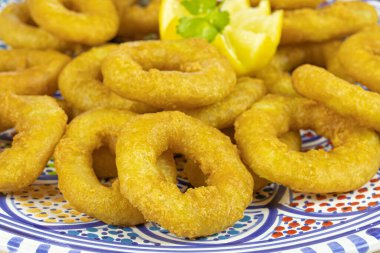 Limonlu bir tabakta kalamar.