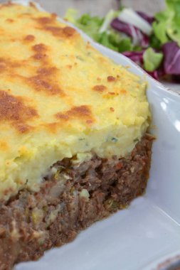 Bir tabakta kıymalı börek