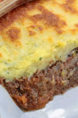 Bir tabakta kıymalı börek