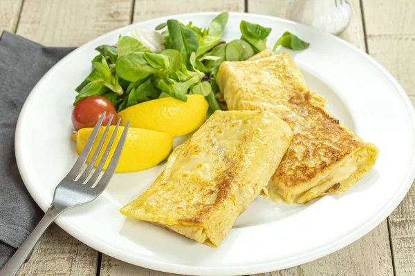 Pfannkuchen Gefüllt Mit Käse Und Grünem Salat — Stockfoto