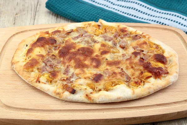 Upieczona Pizza Desce — Zdjęcie stockowe