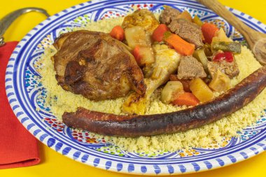 Kuzu eti ve merguez ile kuskus yemeği.
