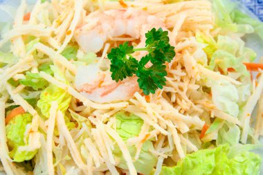 Bir tabakta karides ve surimi salatası