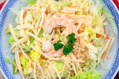 Bir tabakta karides ve surimi salatası