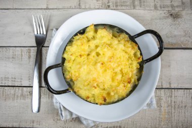 Bir tabakta hamur graten