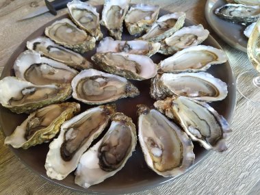 Bir bardak beyaz şarapla istiridye ve karides.