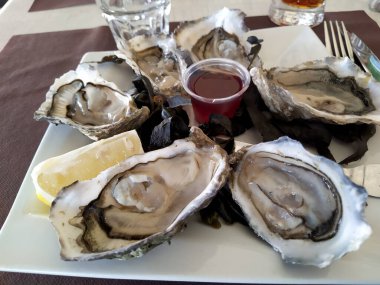 Bir tabak soğan sirkeli istiridye.