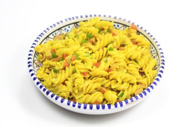 Köri, tavuk ve sebzeli soğuk makarna salatası.