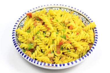 Köri, tavuk ve sebzeli soğuk makarna salatası.