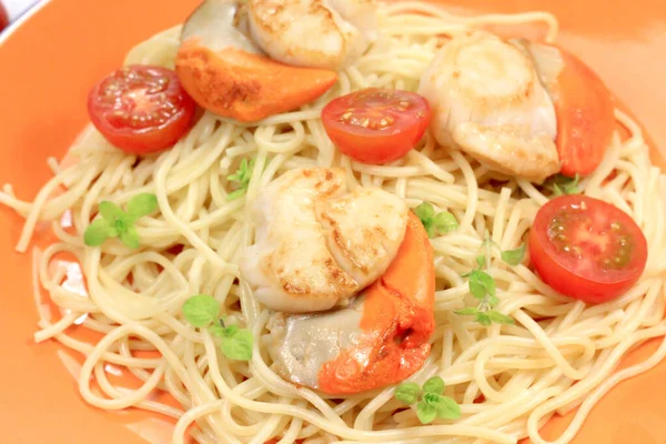 Talerz Spaghetti Przegrzebki — Zdjęcie stockowe