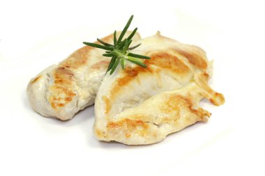 Beyaz arka planda pişirilmiş tavuk filetosu.