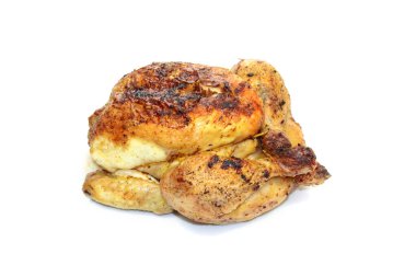 Tüm tavuk beyaz bir arka planda pişirildi.