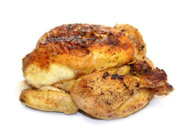 Tüm tavuk beyaz bir arka planda pişirildi.