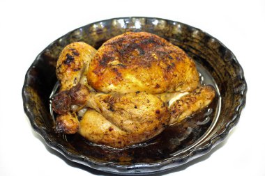 Tüm tavuk beyaz bir arka planda pişirildi.