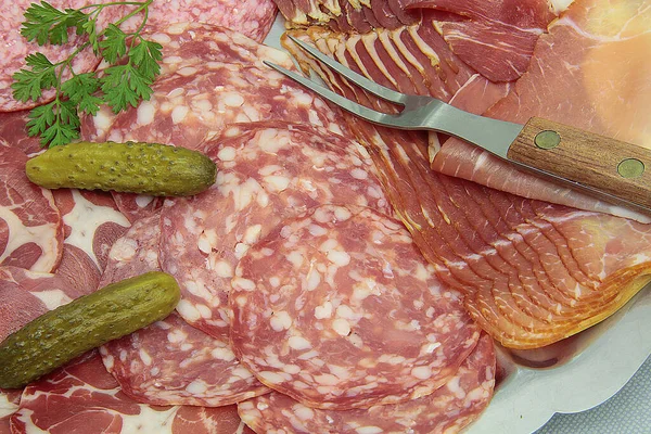 Slices of sausage on a cutting board — Stock Image Slices Sausage Cutting Board Stock Picture