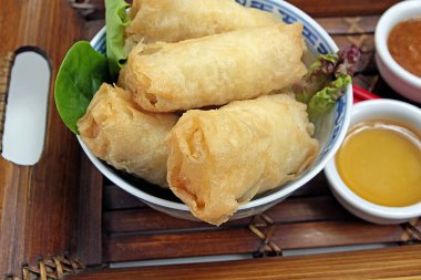 Bir tabakta birkaç börek.