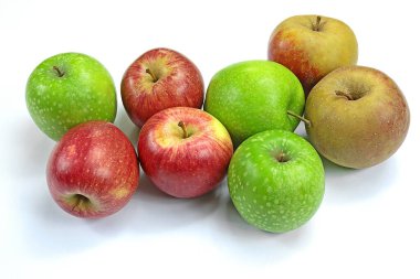 Beyaz arkaplanda çeşitli renklerde elmalar