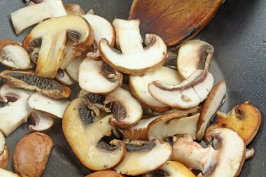 Tavada doğranmış mantar.