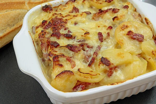 Tartiflette Een Schotel Een Tafel — Stockfoto