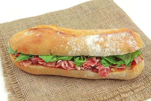 Sandwich Mit Rohem Schinken Auf Einem Brett — Stockfoto
