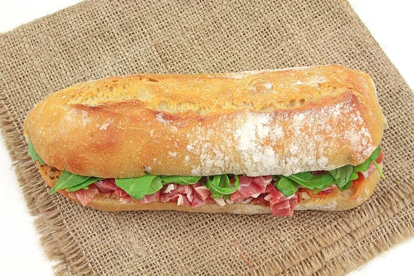 Rauwe Ham Sandwich Een Plank — Stockfoto