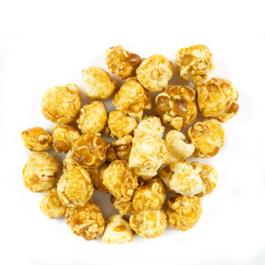 Beyaz arka planda karamelize patlamış mısır.