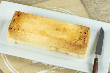 Hindistan cevizi ve karamel kaplı flan yemeği.