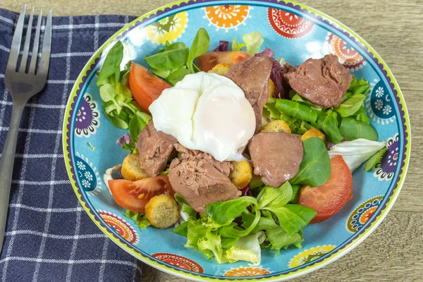 Salada Mista Witmixed Salada Com Ovo Cozido Fígado Aves Ferveu — Fotografia de Stock