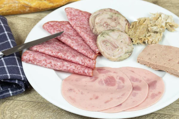 Assiette Charcuterie Baguette Sur Une Table — Photo