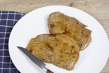 Tabakta ızgara biftek.