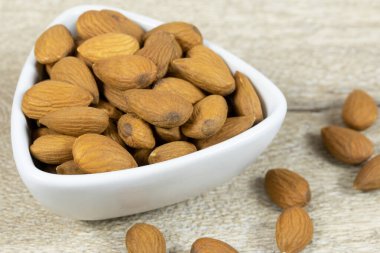 Masadaki badem tabağı.