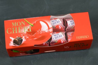 Bir paket Mon Cheri marka çikolata.
