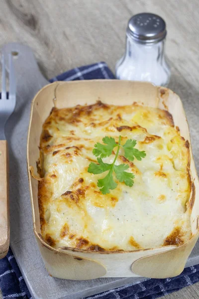 Plato Gratin Dauphjalá Sobre Una Mesa — Foto de Stock