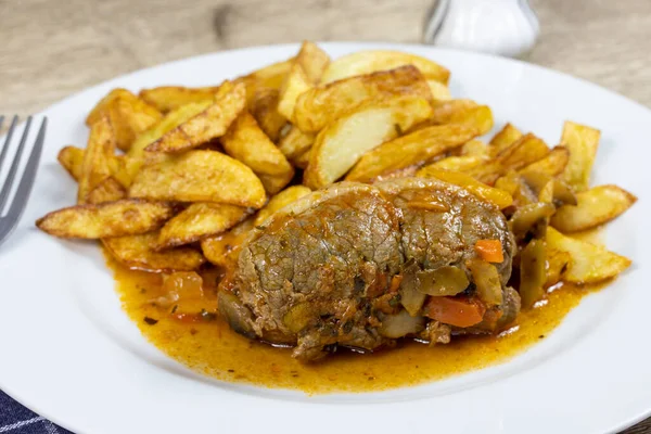 쇠고기 피에트와 감자튀김 접시에 — 스톡 사진