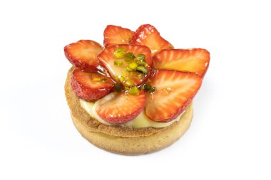 Beyaz arka planda çilekli tart