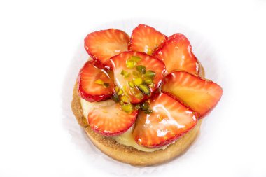 Beyaz arka planda çilekli tart