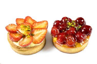 Beyaz arka planda lezzetli ahududu ve çilekli turta.