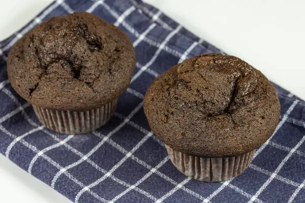 Deux Muffins Chocolat Sur Fond Blanc — Photo