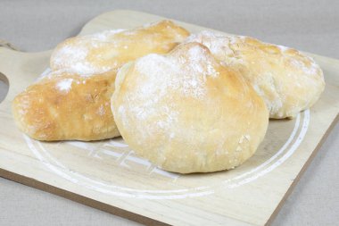 Kesme tahtasındaki yumuşak ekmek