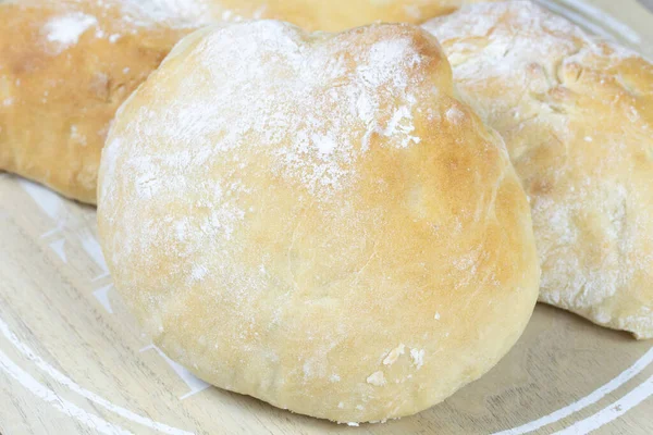 Мягкий Хлеб Разделочной Доске — стоковое фото