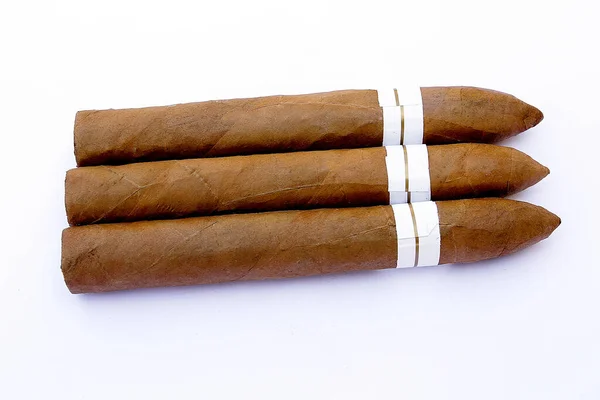 Varios Cigarros Sobre Fondo Blanco —  Fotos de Stock