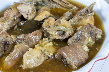 Birayla pişirilmiş horoz parçaları.