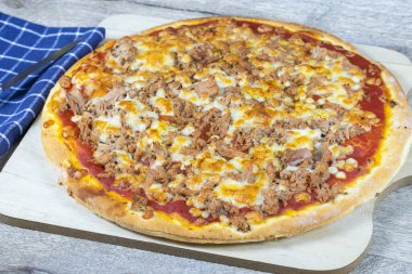 Masada ton balığı ve mozzarella pizzası