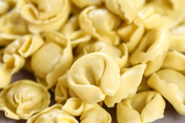 Kesme tahtasındaki çiğ tortellini