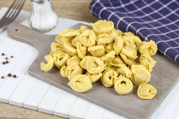 Tortellini Cru Sur Une Planche Découper — Photo