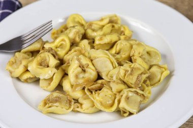 Masada bir tabak tortellini.
